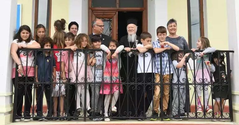 Ίμβρος: Ο ελληνισμός ανθίζει και πάλι – Άνοιγμα του σχολείου και Ανάσταση με τον Πατριάρχη