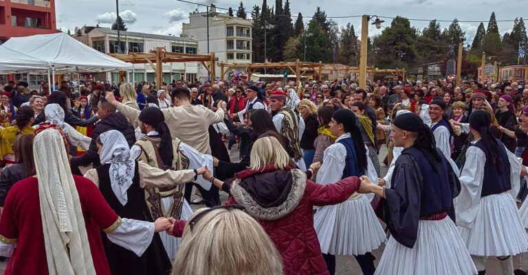 Το μεγαλύτερο πασχαλινό γλέντι έγινε στην Τρίπολη – Δείτε εικόνες και βίντεο από την Πλατεία Άρεως