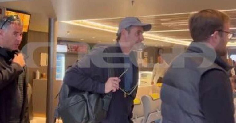 Σαν κοινός θνητός: O Κυριάκος Μητσοτάκης επέστρεψε από την Τήνο με το πλοίο της γραμμής