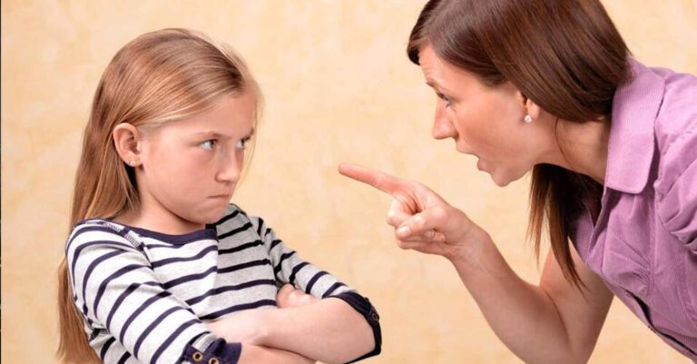 Η φίλη μου έχει υιοθετήσει ένα κοριτσάκι και του απαγορεύει να μιλάει τη μητρική του γλώσσα