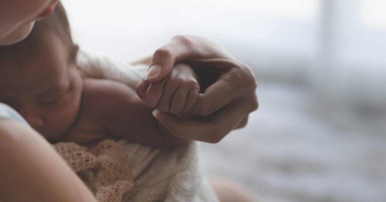 Έμαθα ότι ήμουν έγκυος τη μέρα που…γεννούσα και ο πατέρας άφαντος! – Η αληθινή ιστορία της Θεοδώρας