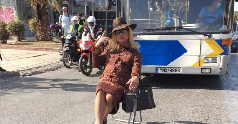 Διάσημος Έλληνας πόζαρε στη μέση του δρόμου και «έκοψε» την κυκλοφορία στο κέντρο της Αθήνας