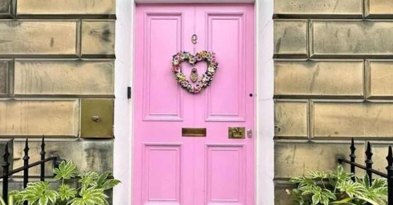 Εδιμβούργο: Ροζ πόρτα προκάλεσε διαμάχη επειδή ήταν «πολύ φωτεινή» για την πόλη