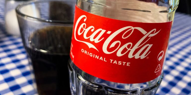 Coca Cola: Μαζικές αντιδράσεις για τα νέα καπάκια