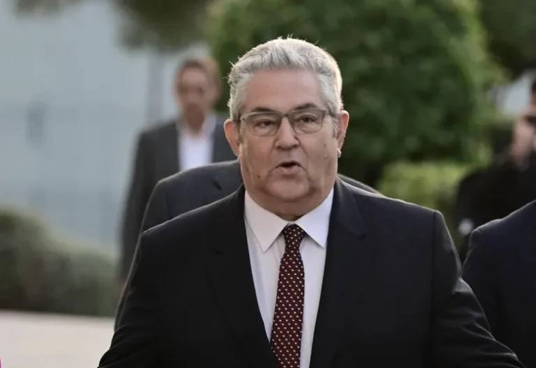 Επική ατάκα Κουτσούμπα πριν το ντιμπέιτ: «Βάλαμε γραβάτα, είναι και βράδυ να είμαστε σουλουπωμένοι»