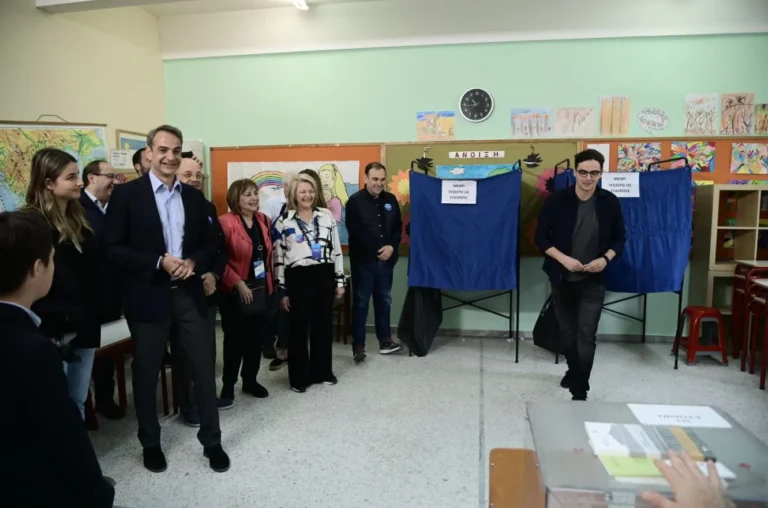 Το αστείο του Κυριάκου Μητσοτάκη για τον γιο του που καθυστερούσε στο παραβάν: «Ελπίζω να σκέφτεται μόνο τους σταυρούς»