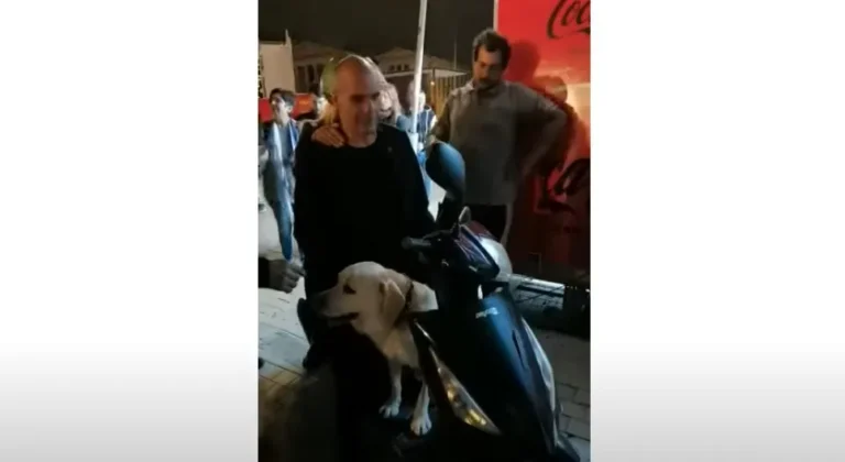 Με το σκυλί του πάνω στο σκούτερ αποχώρησε ο Βαρουφάκης