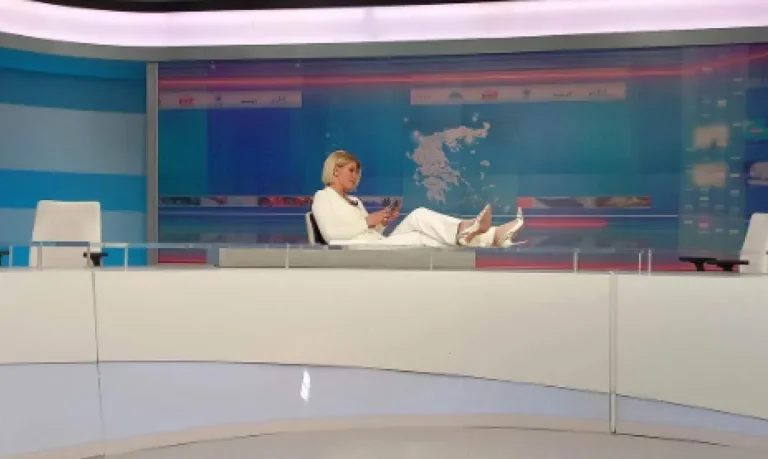 Η Σία Κοσιώνη χαλαρώνει στο πλατό του ΣΚΑΪ λίγο μετά το τέλος της εκλογικής βραδιάς