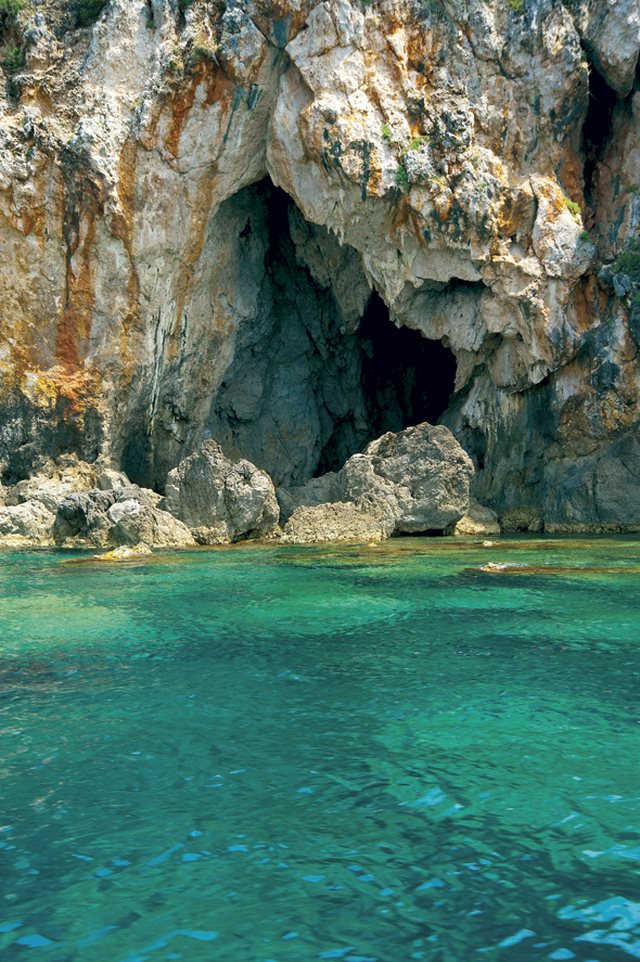 Οι σπηλιές στο νησί Μαύρο Όρος των Συβότων σε προκαλούν για εξερεύνηση. 