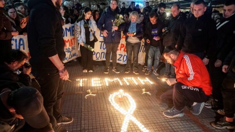 Απλήρωτα παραμένουν από το κράτος τα γραφεία κηδειών για τα θύματα στα Τέμπη