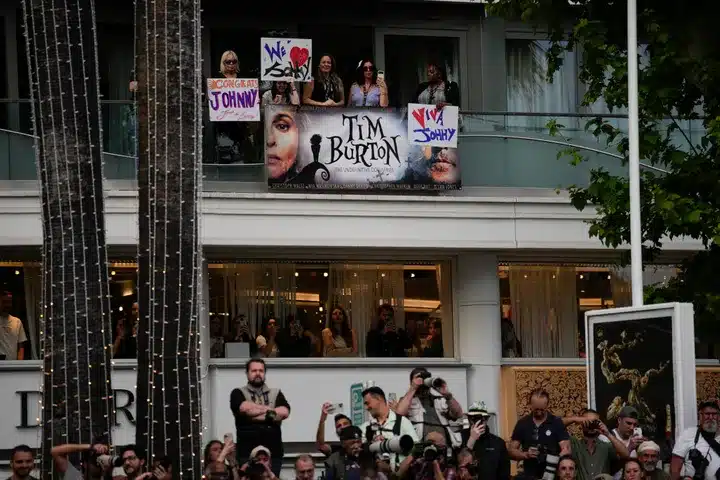 Φεστιβάλ Καννών: Επτά λεπτά χειροκρότημα στην πρεμιέρα της ταινίας με τον Τζόνι Ντεπ 1 64648e0e2300003400eac926