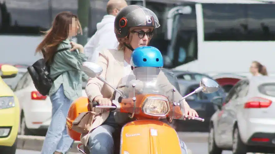 Δεν είδε την κάμερα η Σία Κοσιώνη κι έγινε θέαμα: Με τον γιο της, Δήμο, πάνω στο μηχανάκι στο κέντρο της Αθήνας 17 8807 sia kosioni dimos mpakogianis 2342023 1