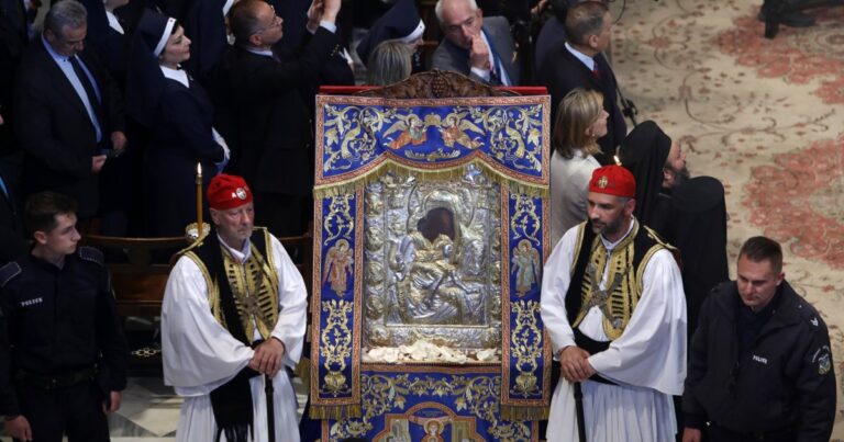 Καρέ – καρέ η λαμπρή υποδοχή της εικόνας της Παναγίας «Άξιον Εστί» στην Αθήνα