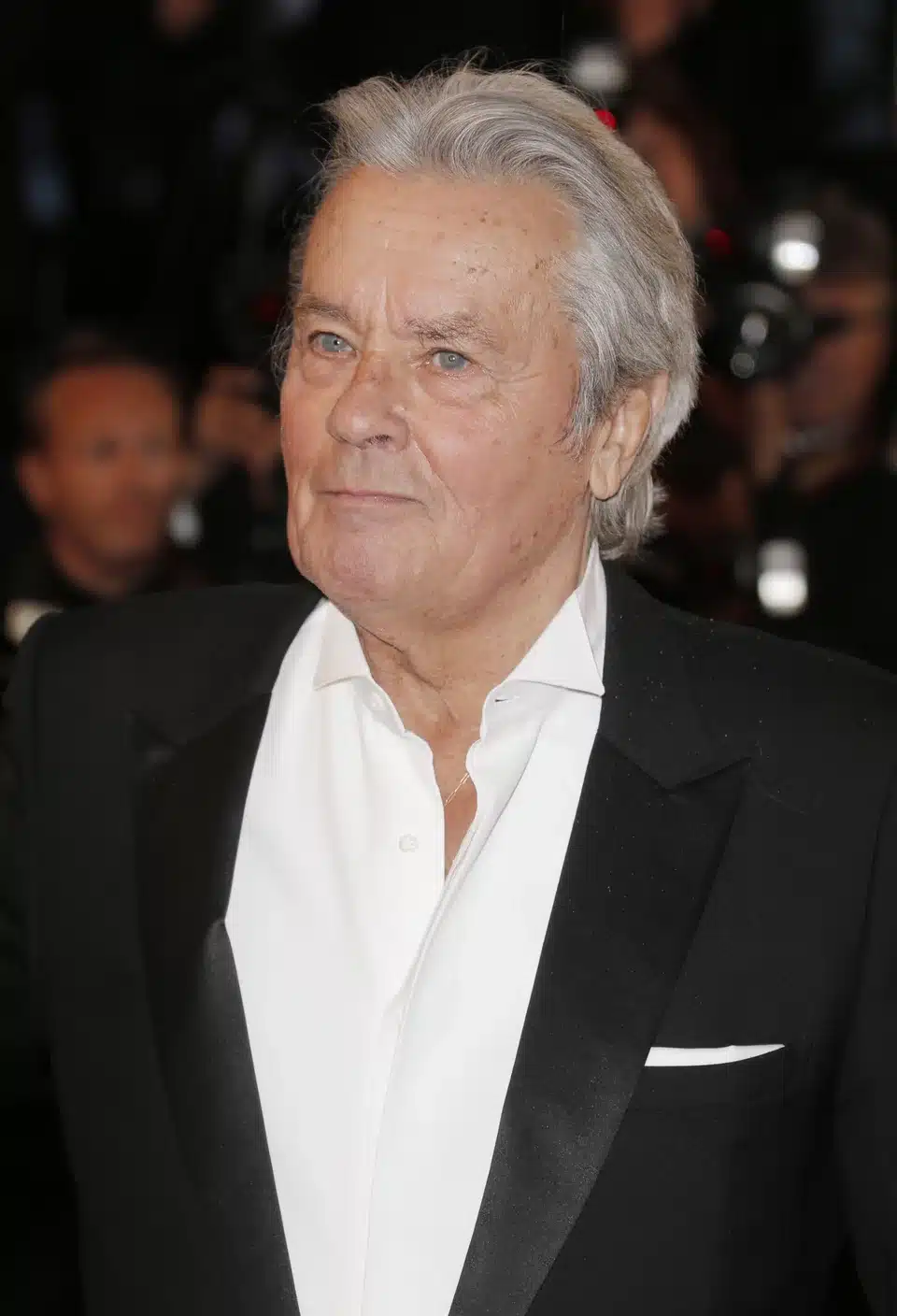 alain delon mavro kostoumi.jpg