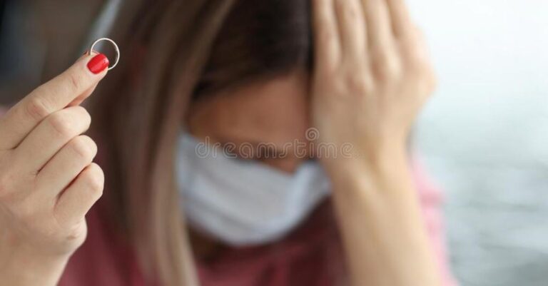 «Είμαι έξαλλη: Μου έκανε πρόταση γάμου με το ίδιο δαχτυλίδι που είχε δώσει στην πρώην»