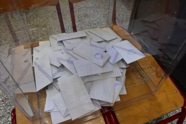 Το συγκινητικό ψηφοδέλτιο που βρέθηκε σε κάλπη της Κρήτης για τα Τέμπη