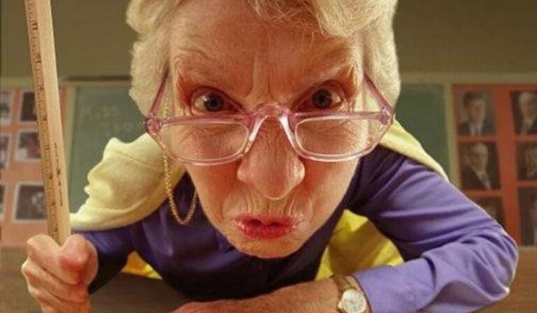 Η πεθερά μου μπαινοβγαίνει σπίτι μας όποτε θέλει και δεν φεύγει ούτε όταν θηλάζω. Τί να κάνω;