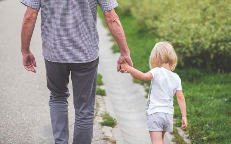 Η σύζυγος μου αποκάλυψε ότι το παιδί μας δεν είναι δικό μου. Δεν θέλω τον βιολογικό του πατέρα, τί δικαιώματα έχω;