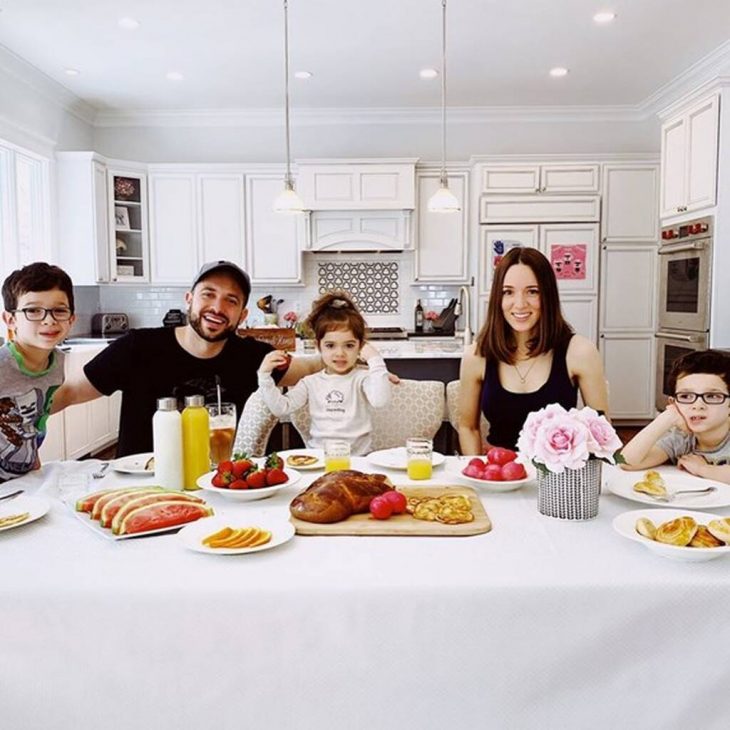 kalomoira saranti to terastio spiti stin ameriki kai oi panemorfes fotografies me ton syzygo kai ta paidia tis 3 730x730 1