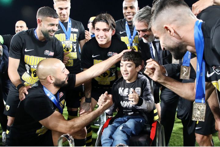 kanei ton gyro toy diadiktyoy i fotografia apo ton teliko kypelloy poy deichnei oti yparchei elpida gia to elliniko podosfairo 1 720x481 1