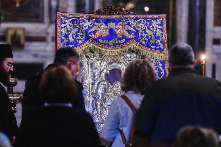 Πλήθος κόσμου συρρέει στη Μητρόπολη Αθηνών για να προσκυνήσει την εικόνα του Άξιον Εστί