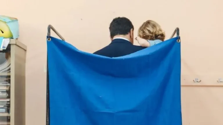 Αγκαλιά με τον γιο του ψήφισε ο Κικίλιας – «Εκεί που σιωπούν όλοι»