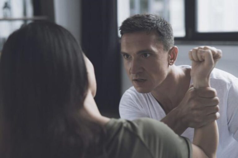 Ο πατέρας του παιδιού μου, αρνείται να φύγει από το σπίτι μου και σπάει πράγματα. Τί να κάνω;