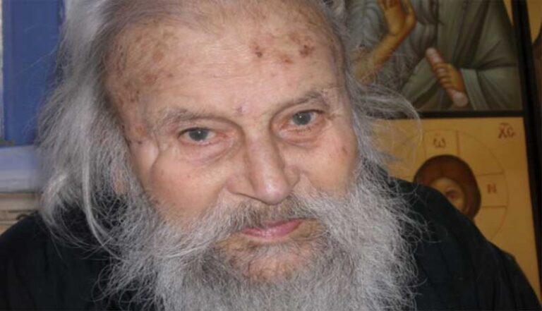 Ο παπαΦώτης ο διά Χριστόν Σαλός της Μυτιλήνης περπατούσε στη βροχή και παρέμενε στεγνός