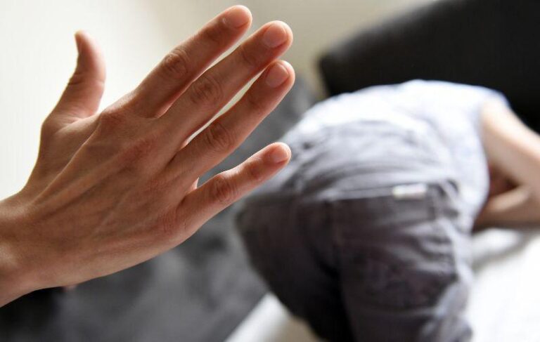 Πέταξα την πεθερά μου έξω απ’ το σπίτι, επειδή έδειρε το παιδί μου