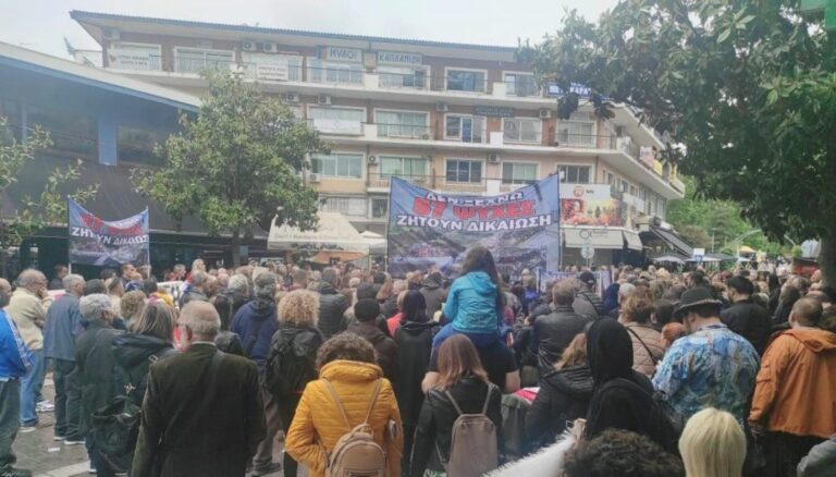 «Μαύρο, μαύρο στον Καραμανλή»: Μαζική συγκέντρωση στις Σέρρες από συγγενείς των θυμάτων στα Τέμπη