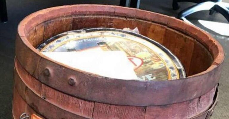 Ξεσφράγισαν κρυμμένο βαρέλι και ανακάλυψαν σπάνιο υλικό από το Άγιο Όρος