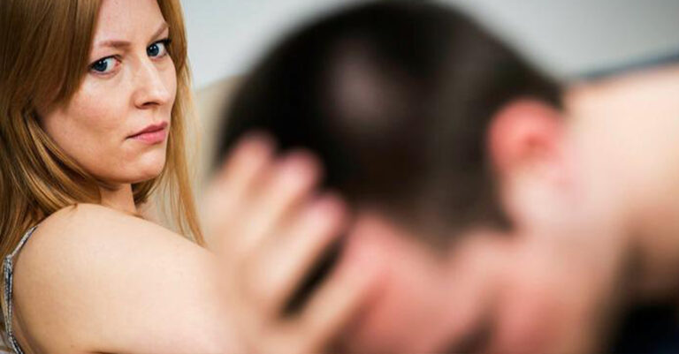 Απάτnσα τη γυναίκα μου και ενώ με σuγχώρεσε, μου φέρεται σαν να μnν έχω καμiα αξiα