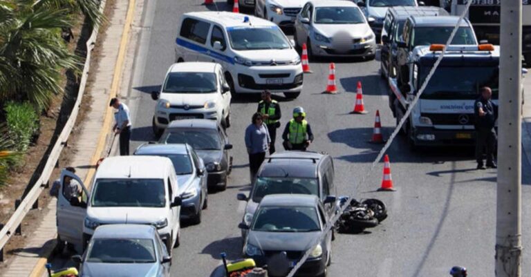 Τροχαίο-σοκ στον Άλιμο: Μηχανή συγκρούστηκε με επτά οχήματα – Ένας νεκρός