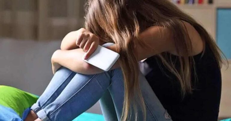 Φρίκη στο Ίλιον: Πατέρας έβαλε κρυφή κάμερα στο μπάνιο και «έγραφε» γuμνń την 15χρονη κόρη του