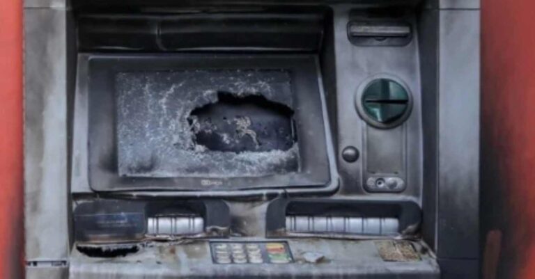 Πανικός στον Βόλο μετά από έκρηξη σε ATM: Άγνωστοι «σήκωσαν» 100.000 ευρώ