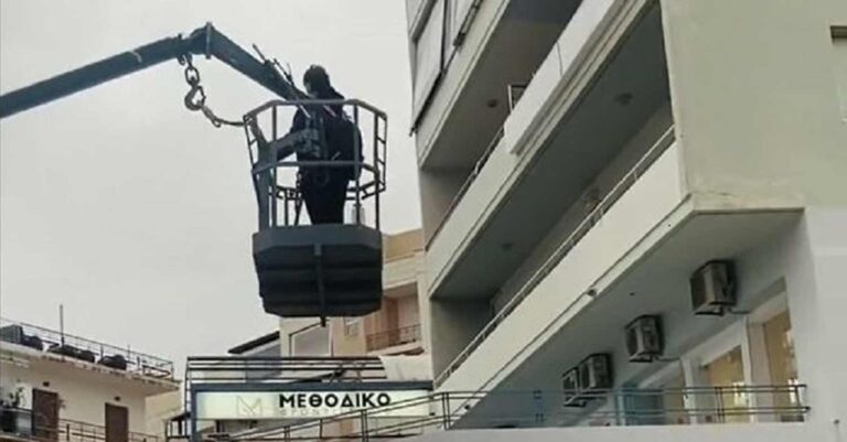 Xανιά: Μαθητής επιστράτευσε… γερανό για να γλιτώσει τις ασκήσεις – Το βίντεο του φροντιστηρίου που έγινε viral στο TikTok