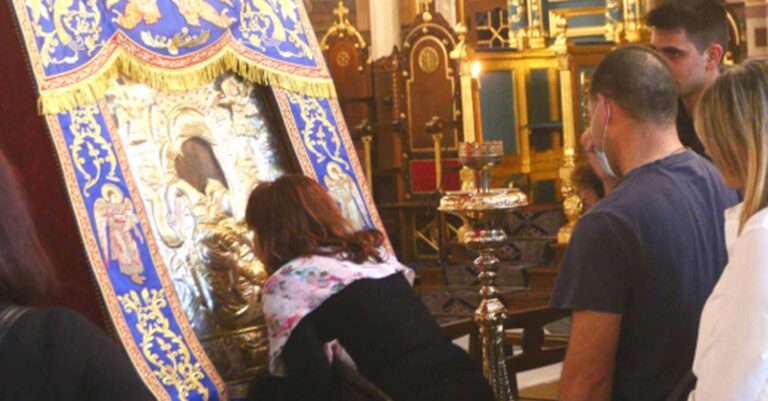 Τα δάκρυα της πίστης μπροστά στο «Άξιον Εστί» – Τεράστιες ουρές στη Μητρόπολη Αθηνών για την εικόνα που ήρθε από το Άγιον Όρος