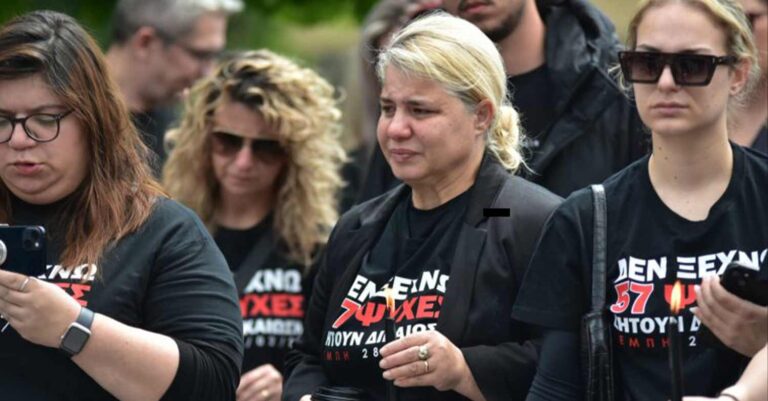 Τραγωδία στα Τέμπη: Με αναμμένα κεριά και σφιγμένες καρδιές στην πορεία για τους 57 νεκρούς