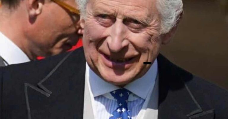 Με γραβάτα με το ελληνικό εθνόσημο ο Κάρολος στο χθεσινό garden party