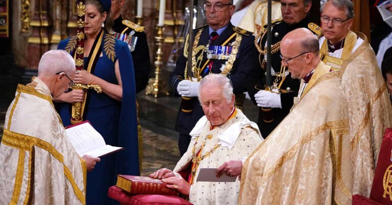 Ανατριχιαστική στιγμή: Με βυζαντινό ύμνο στα ελληνικά η τελετή στέψης του βασιλιά Κάρολου