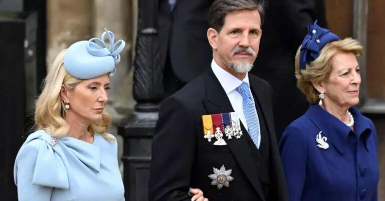 Στέψη Βασιλιά Καρόλου: Με γαλάζιο και μπλε Άννα Μαρία, Μαρί Σαντάλ και Παύλος