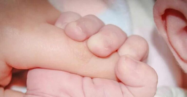 Καβάλα: «Πέθανε από αναρρόφηση στην αγκαλιά της μητέρας του» λέει ο θείος του βρέφους