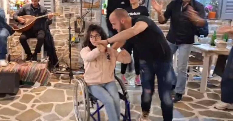 Αμοργός: Κορίτσι σε αναπηρικό αμαξίδιο χορεύει «μπάλο» στα γενέθλιά της και το χαίρεται με την ψυχή της