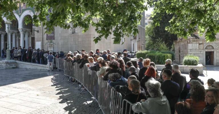 Τραγωδία στα Τέμπη: Πλήθος κόσμου στο τρισάγιο στη Μητρόπολη Αθηνών
