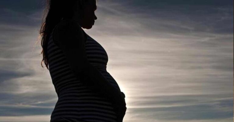 Έκανα σχέση με τον πρώτο μου έρωτα και έμεινα έγκυος. Μένουμε μαζί αλλά ο άντρας μου δεν ξέρει τίποτα ακόμα…