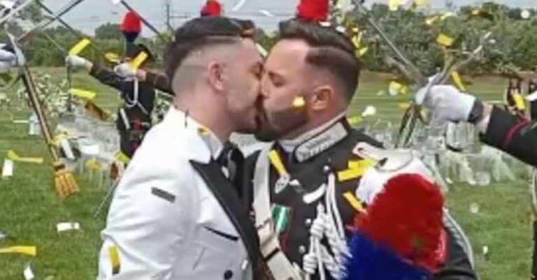 Καραμπινιέρος υπέγραψε σύμφωνο συμβίωσης με τον σύντροφό του – Παρουσία τιμητικού αγήματος η τελετή