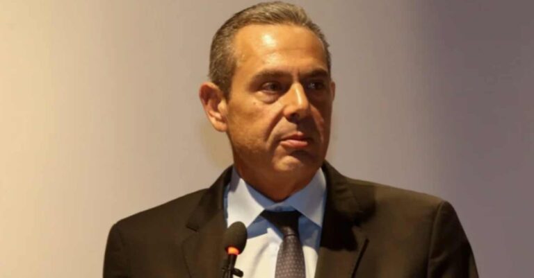 Πάνος Καμμένος: Φόρεσε δερμάτινο παντελόνι και χόρεψε το Hot Stuff στην πίστα