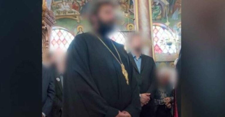 Έλληνας επιχειρηματίας έγινε… παπάς για να γλιτώσει από τα χρέη του – Πώς τον εντόπισαν τα θύματά του