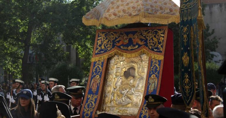 Παράταση στο μεγάλο προσκύνημα – Έως την Τετάρτη το «Άξιον Εστί» στη Μητρόπολη Αθηνών λόγω της κοσμοσυρροής