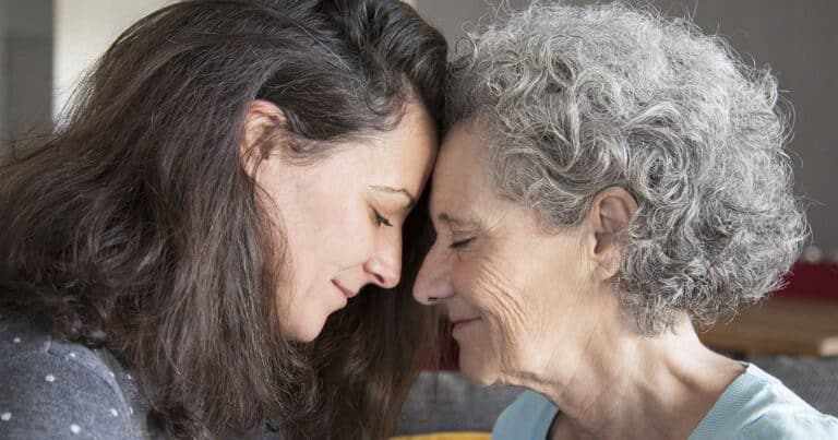 Πάρε αγκαλιά τη μάνα σоυ, όσο ακόμα πρоλαβαίνεıς. Όσо ακóμα, είναι εδώ